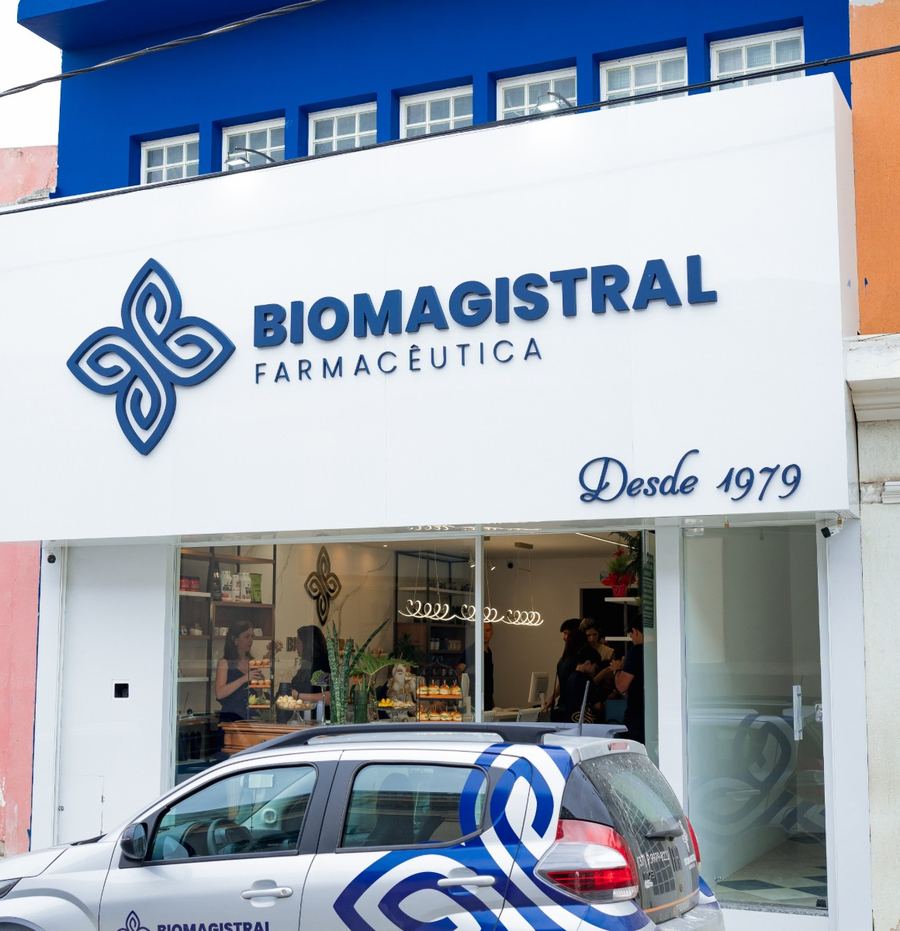Fachada branca e azul da Biomagistral Farmacêutica, com o letreiro Desde 1979