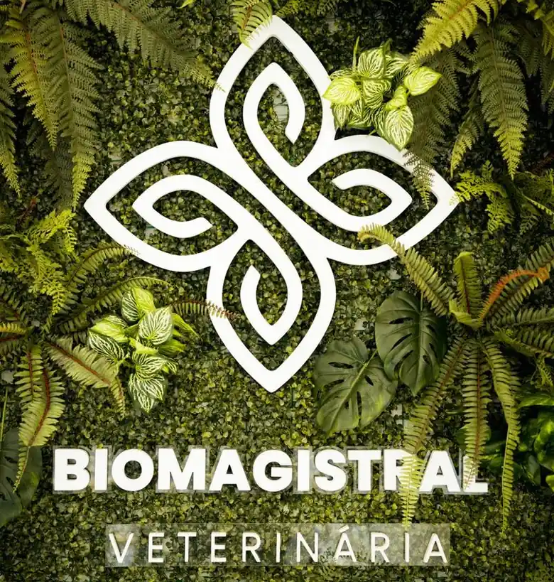 Parede verde com o letreiro Biomagistral Veterinária